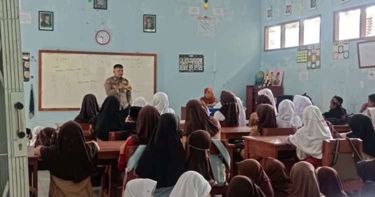BHABINKAMTIBMAS POLSEK SURADE DI DESA GUNUNGSUNGGING LAKSANAKAN POLICE GOES TO SCHOOL DI SDN SALENGGANG