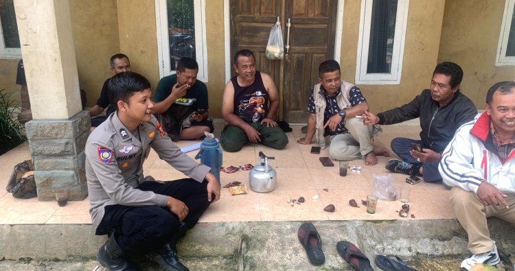 Bhabinkamtibmas Polsek Caringin Polres Sukabumi Desa Mekarjaya Ajak Warga Pasir Angin Jaga Kebersihan dan Kamtibmas di Musim Hujan