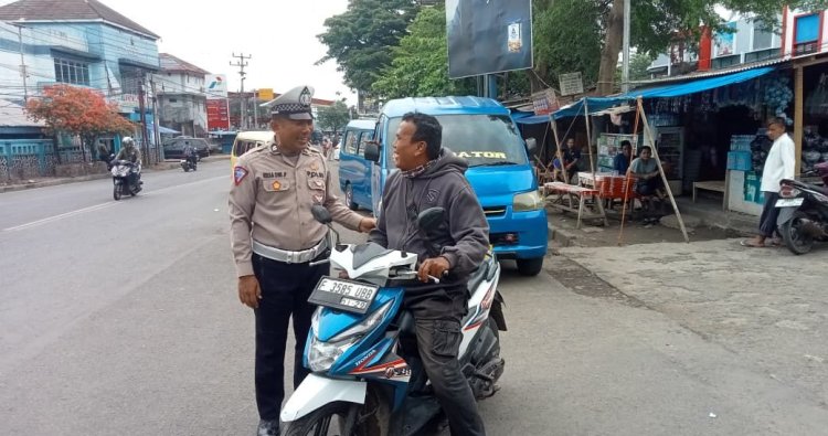 Polsek Palabuhanratu Laksanakan Pengaturan Lalu Lintas di Lokasi Sekolah dan Pasar, Wujudkan Kamseltibcar Lantas