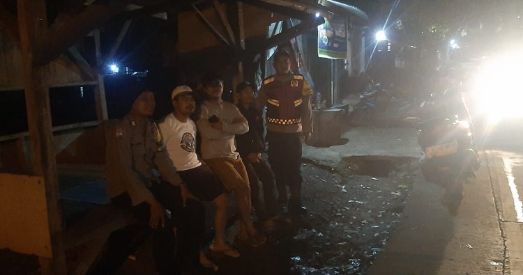 Bhabinkamtibmas Polsek Nyalindung Polres Sukabumi Desa Neglasari Laksanakan Sambang dan Kontrol Satkamling di Wilayah Nyalindung