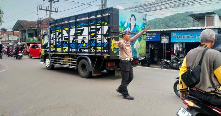 Polsek Cikembar Polres Sukabumi laksanakan gatur lalin di titik rawan kemacetan untuk wujudkan kelancaran arus kendaraan