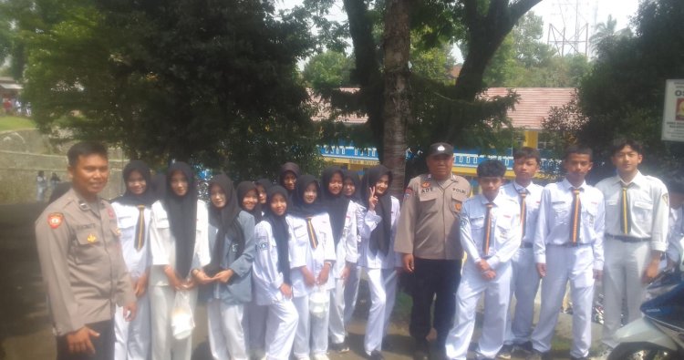 Bhabinkamtibmas Polsek Kalapanunggal Polres Sukabumi Sambangi Sekolah SMK/SLTA untuk Himbauan Kamtibmas