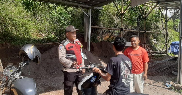 Polsek Nyalindung Polres Sukabumi Laksanakan Patroli Dialogis, Ajak Warga Aktif Jaga Kamtibmas dan Siaga Bencana