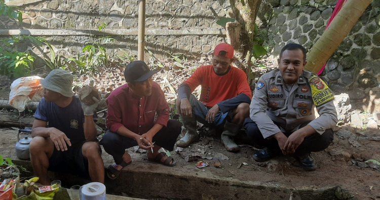 Bhabinkamtibmas Desa Sukamaju Aipda Sudiro Laksanakan DDS, Ajak Warga Jaga Ketahanan Pangan dan Kamtibmas
