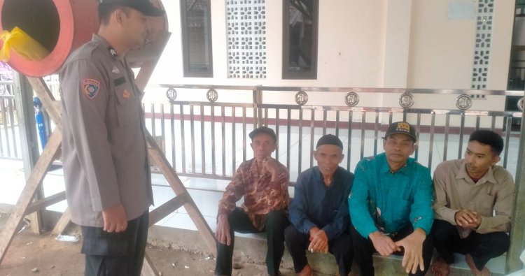 Bhabinkamtibmas Polsek Nyalindung Polres Sukabumi Sambangi Warga Desa Cisitu Ajak Warga Aktif Jaga Keamanan Lingkungan