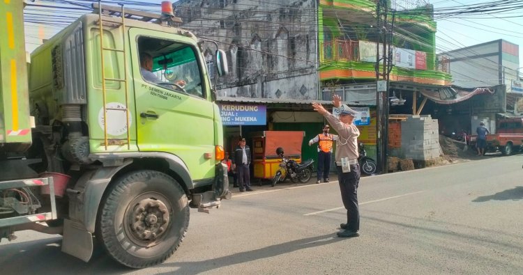 Pengaturan Arus Lalu Lintas di Wilayah Hukum Polsek Cikembar Polres Sukabumi Berjalan Lancar dan Kondusif