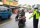 Polsek Parungkuda Polres Sukabumi Laksanakan Pengaturan Lalu Lintas Pagi Hari, Arus Kendaraan Terpantau Lancar