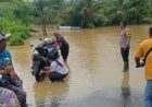 Hujan Lebat Sebabkan Luapan Sungai Cikaling, Polsek Ciemas Polres Sukabumi Tinjau Jalan Provinsi yang Terendam Banjir