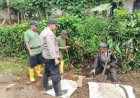 Polsek Nyalindung Polres Sukabumi Bersama Warga Kerja Bakti Bersihkan Material Longsor di Desa Mekarsari
