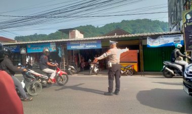 Polsek Cikembar Polres Sukabumi Gelar Gatur Lalin Pagi Hari di Titik Rawan Macet, Arus Lalu Lintas Terpantau Lancar