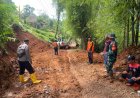 Kapolsek Nyalindung Pimpin Kerja Bakti Pasca Longsor di Desa Bojongsari
