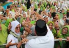 Momen Ratusan Ribu Warga NU Berdiri Bersholawat Sambut Prabowo di Stadion Gajayana Malang