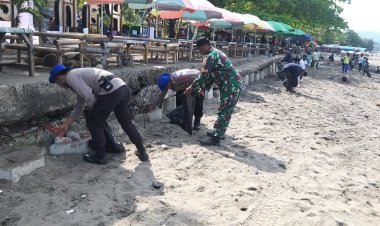 Sat Polairud Polres Sukabumi Bersama TNI dan Relawan Lakukan Bersih-Bersih di Pesisir Pantai Citepus
