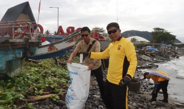 Dukung Gerakan Indonesia Asri, Polres Sukabumi Gelar Kurve Massa Serentak, Jaga Kebersihan Pantai