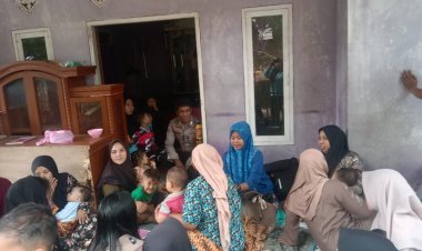 Polsek Kalibunder Polres Sukabumi melalui Bhabinkamtibmas Desa Mekarwangi melaksanakan kegiatan Door to Door System