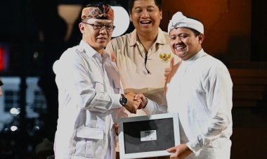 Sekjen Sugiono Resmi Berikan KTA untuk Bupati Sumedang Dony Ahmad yang Gabung Gerindra