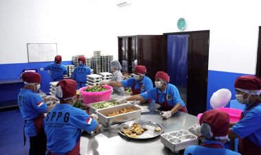 Kristina Lende, Pencuci Ompreng MBG yang Hidupnya Berubah di Sumba Barat Daya